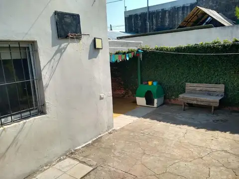Casa 2 dormitorios, jardin al frente  patio, muy buen estado