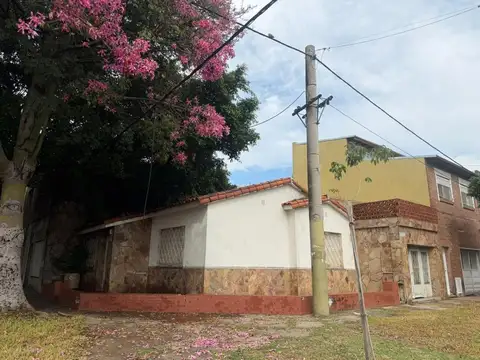CASA 2 DORMITORIOS Y GARAGE A RECICLAR