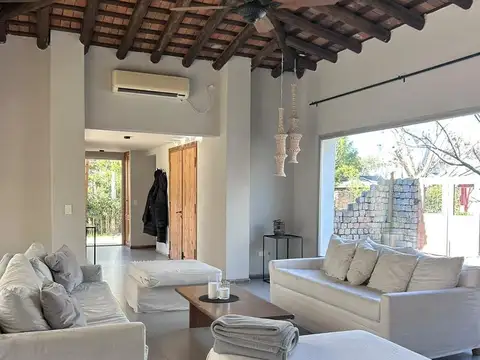 Casa en Alquiler con 3 cocheras