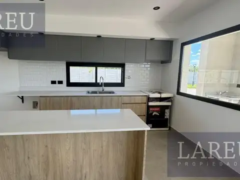 Casa 5 ambientes con 3 baños