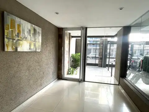 Oportunidad departamento dos amb. con cochera Morón Centro en edificio de categoría