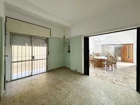 GRAN LOTE CON 2 CASAS, JARDÍN, PATIO Y TERRAZA