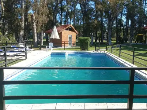 Casa 1.500 m² con parque, piscina y quincho