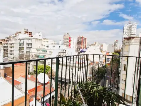 Muy luminoso tres ambientes con balcon al frente