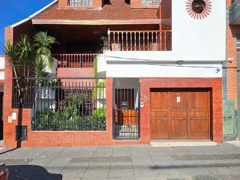 Venta casa 7 ambientes en 3 plantas con quincho, terraza y garaje en Villa Lugano