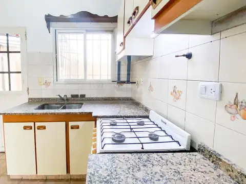 Casa 4 ambientes con 2 baños
