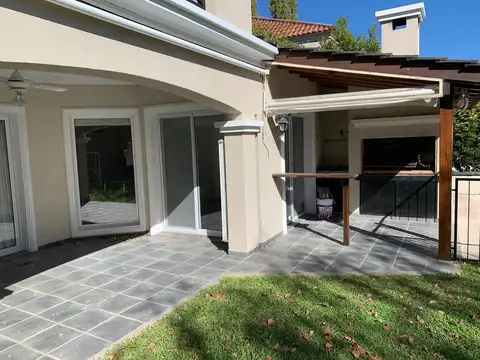 Casa en Alquiler con 1 cochera