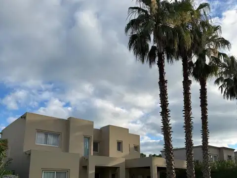 Casa de 7 ambientes - Barrio La Pradera