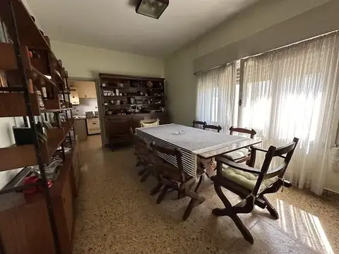 Casa 6 ambientes con 2 baños