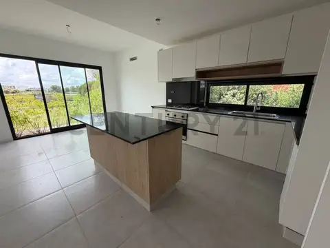 VENTA CASA DE 6 AMB C/ PILETA - ACEPTA PERMUTA - CANTON BARRIO GOLF - ESCOBAR - LOTE CON VISTA AL GO