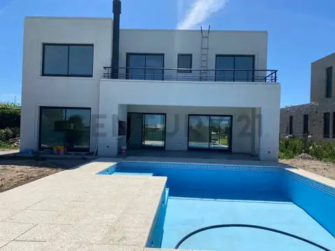 Casa en Venta con 2 cocheras