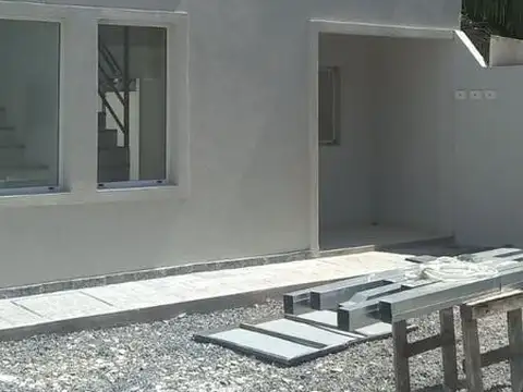 Dúplex en venta - 2 Dormitorios 1 Baño - Cochera - 83 mts2 - Los Hornos, La Plata