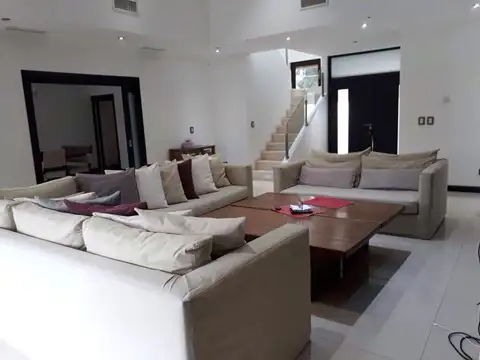 Casa 11 ambientes con 6 baños