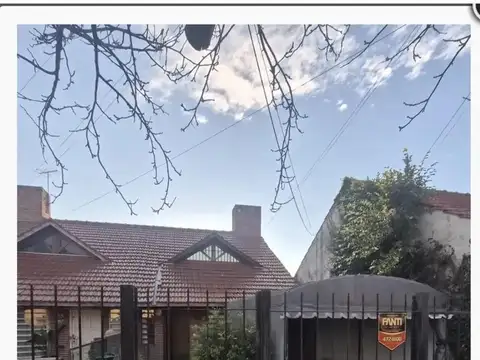 Casa 6 ambientes con 2 baños