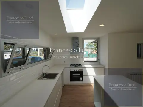 Casa en Alquiler con 4 cocheras