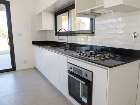 Casa 4 ambientes con 2 baños