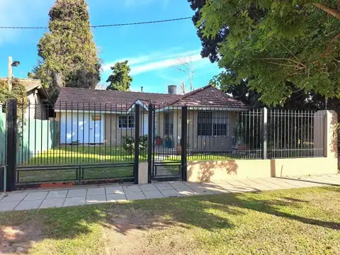 ¡CASA EN VENTA - LONGCHAMPS!