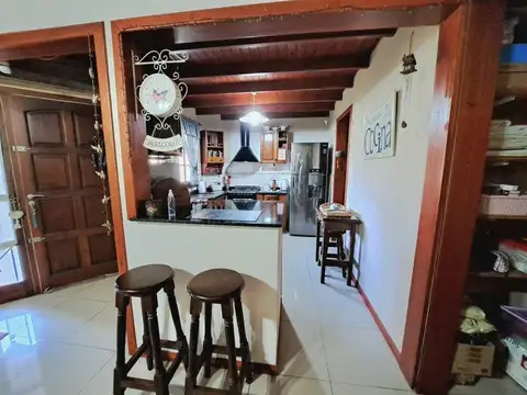 ¡CASA EN VENTA - LONGCHAMPS!