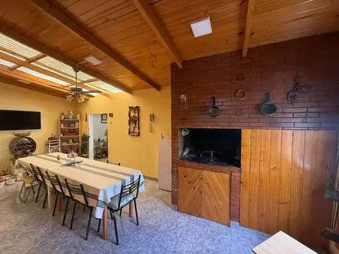 CASA 4 DORMITORIOS, GARAGE Y QUINCHO EN COMODORO!