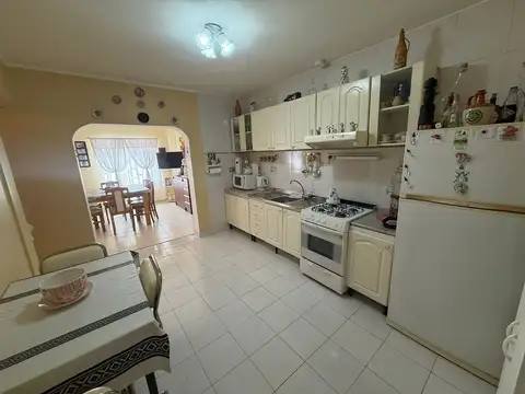 Casa 6 ambientes con 2 baños