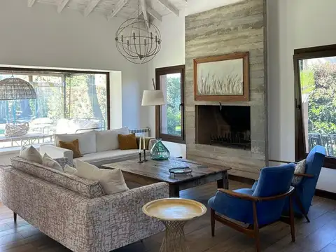 Casa 5 ambientes con 4 baños
