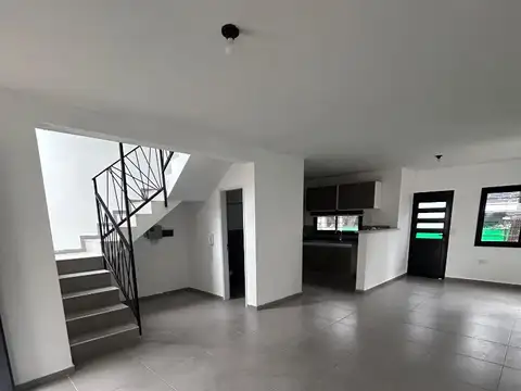 Casa en Alquiler con 2 cocheras