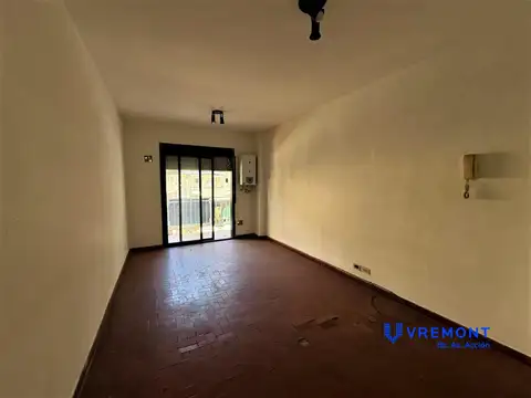 Venta de departamento monoambiente con balcón al frente, en el barrio de San Nicolás.