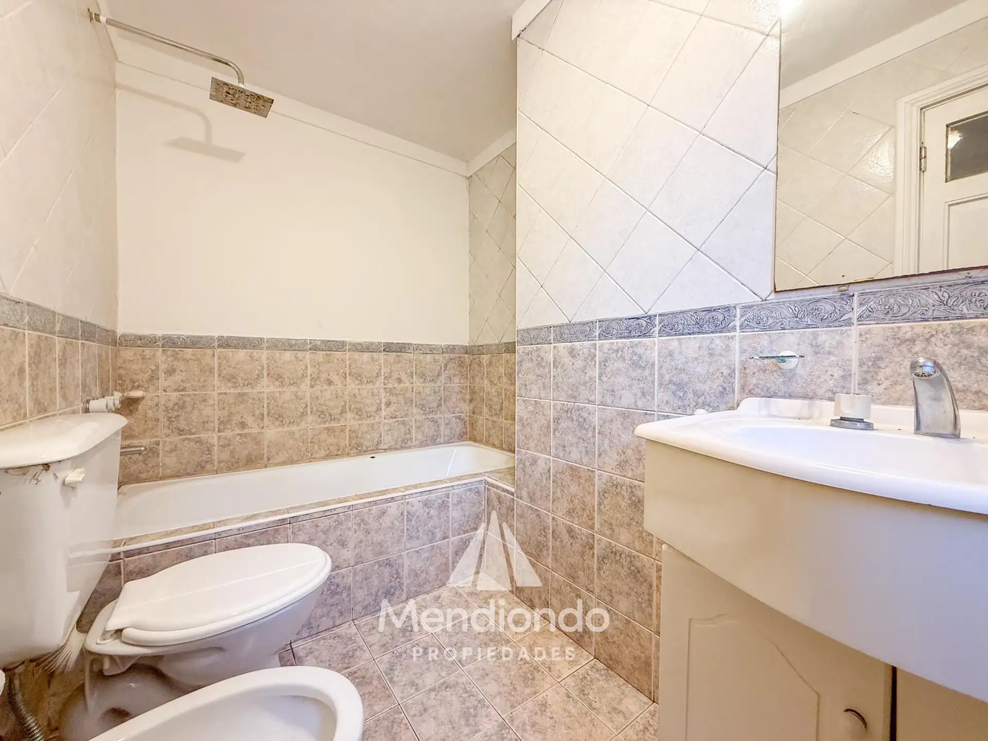 Casa 4 ambientes con cochera y patio. Barrio La Perla.