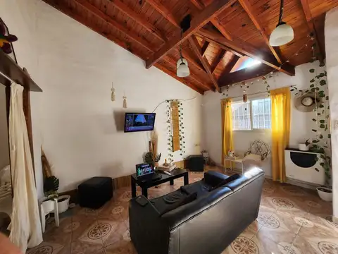 Casa 6 ambientes con 2 baños