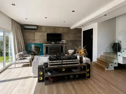 Casa 5 ambientes con 3 baños