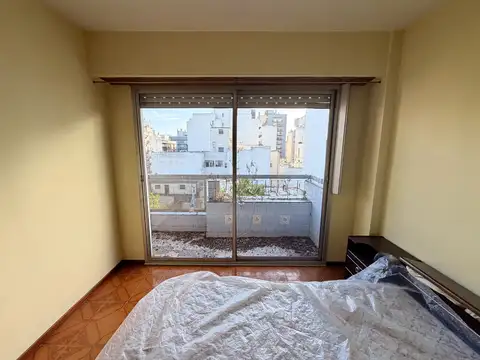 Generoso ambiente al frente 