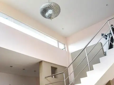 Casa 5 ambientes con 4 baños
