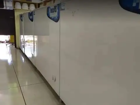 LOCAL DESNTINADO P/ HELADERÍA, EN EXCELENTE LUGAR 