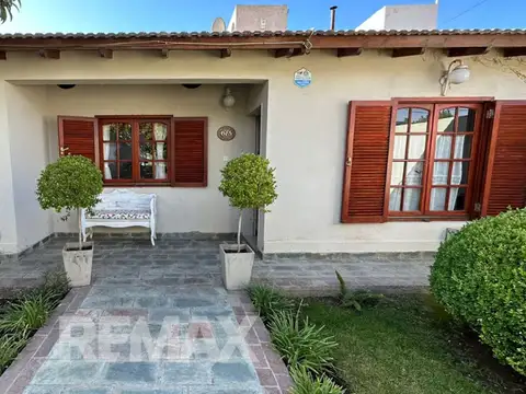 Vende casa 4 dormitorios, barrio mercantiles, nqn.