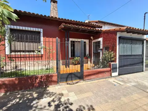 VENDE- Casa 3 ambientes sobre lote propio, monoambiente, jardín y parrilla