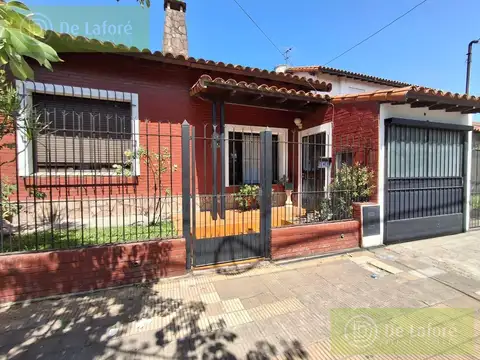 VENDE- Casa 3 ambientes sobre lote propio, monoambiente, jardín y parrilla