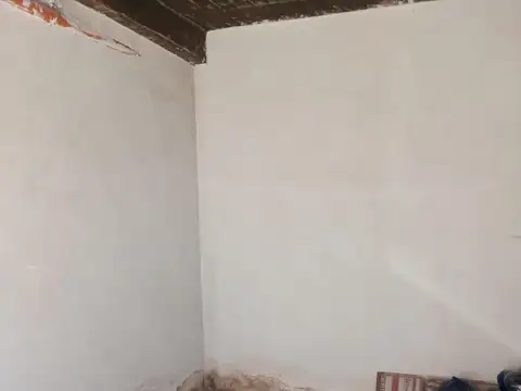 VENTA COCHERA BAJO EDIFICIO AMPLIA Y CERRADA