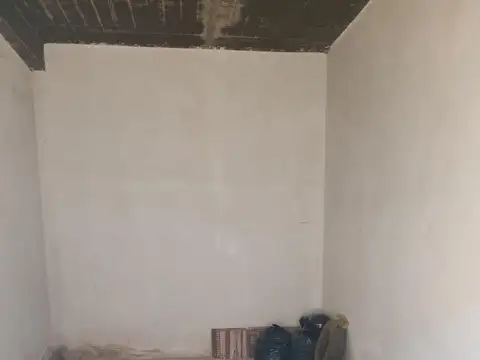VENTA COCHERA BAJO EDIFICIO AMPLIA Y CERRADA