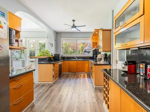 Casa 9 ambientes con 6 baños