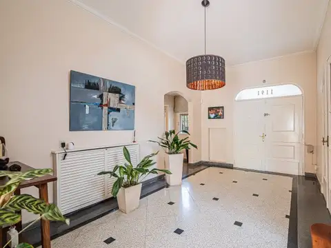 Venta Casa. 6 ambientes. Jardín. Pileta. Lote de 850m2. Vicente López
