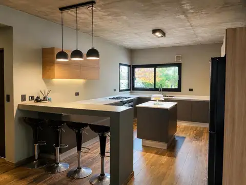 Casa en Venta con 4 cocheras