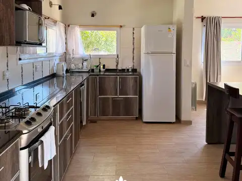 Casa en Alquiler con 2 cocheras