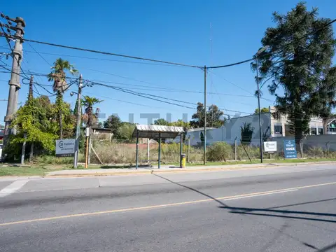 Lote en venta Gonnet ideal comercial