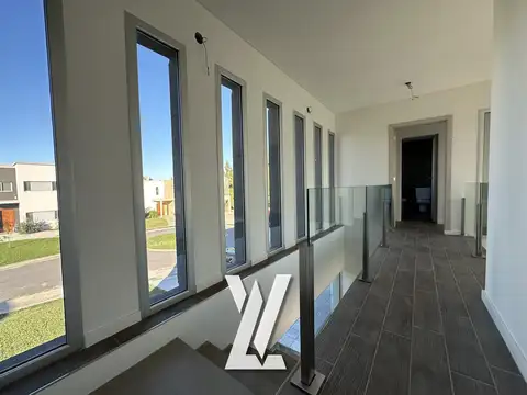 Casa en Venta con 4 cocheras