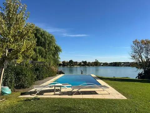 Casa en venta en Santa Bárbara, 4 dormitorios, a la laguna vista al espejo central y atardecer