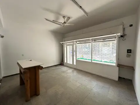 Local 25 m2 con vidriera al frente