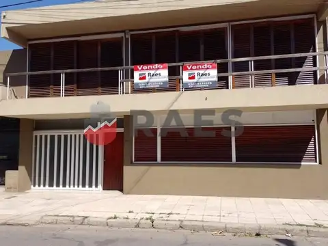 AMPLIA CASA SOBRE AVENIDA ESTANISLAO ZEBALLOS