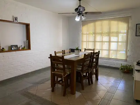 Casa en Venta con 3 cocheras