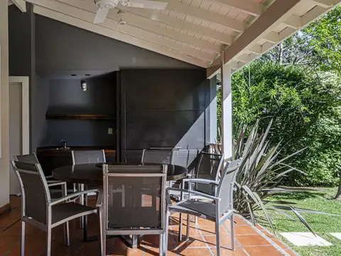Casa en venta, 4 dormitorios en Boul.-B.Hipico, con parrilla, dependencia y escritorio