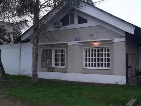 Casa en venta - 3 Dormitorios 2 Baños - Cocheras - 120Mts2 - Moreno